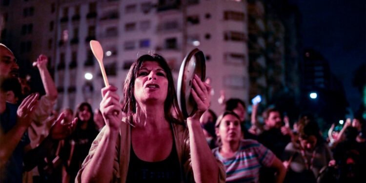 Cacerolazos en todo el país contra el megaproyecto de ley presentado al Congreso