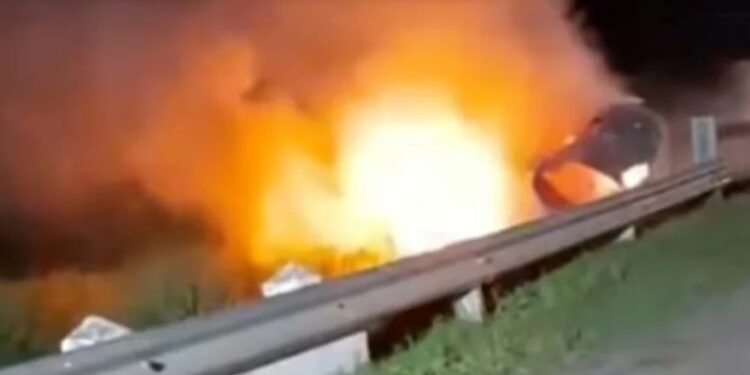 Sobre las vías Un automóvil volcó, se incendió y sus ocupantes perdieron la vida en ruta 7 a la altura de Rufino