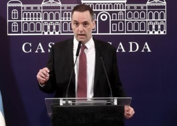 Adorni anunció la revisión de contratos y la «suspensión de la pauta en los medios por un año»