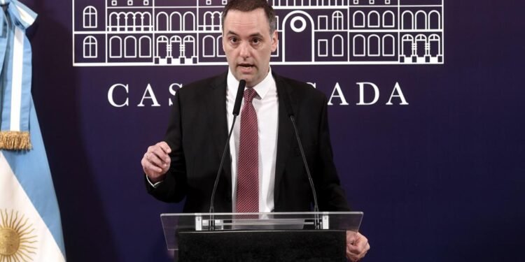 Adorni anunció la revisión de contratos y la «suspensión de la pauta en los medios por un año»