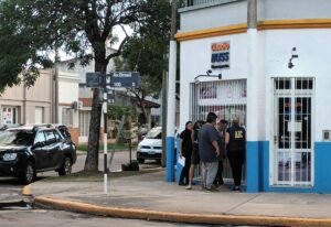 La esquina donde cayó herida la joven.