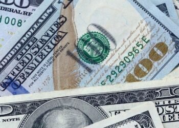 El blue en cuatro dígitos pero retroceden los financieros y suben las reservas en el BCRA