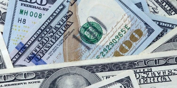 El blue en cuatro dígitos pero retroceden los financieros y suben las reservas en el BCRA