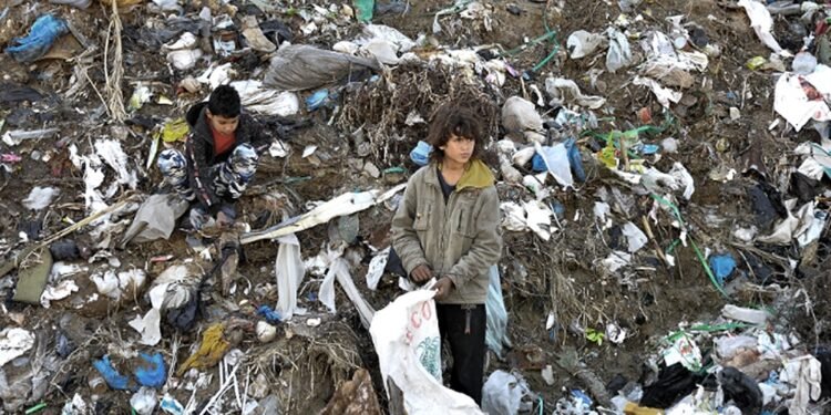 La pobreza del tercer trimestre fue de 44,7% y entre niños y adolescentes llegó al 62,9%