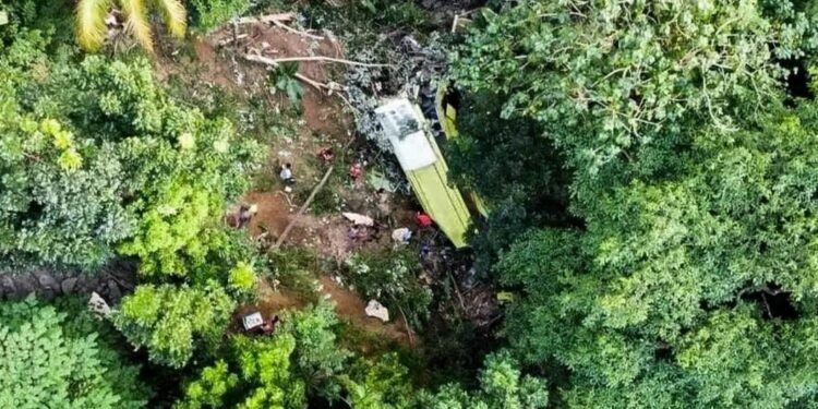 Diecisiete personas murieron al desbarrancar un autobús en Filipinas