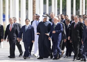 La COP28 logró acordar un llamado a una histórica «transición» de las energías fósiles