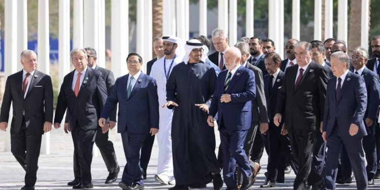 La COP28 logró acordar un llamado a una histórica «transición» de las energías fósiles