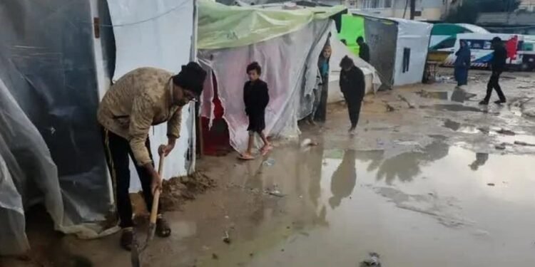 Fuertes lluvias agravan la precaria situación en los campamentos de desplazados en Gaza