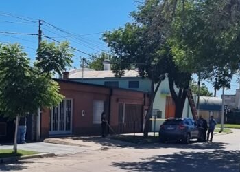 Tragedia en barrio Mosconi: un joven falleció mientras trabajaba en una línea de cableado de servicios