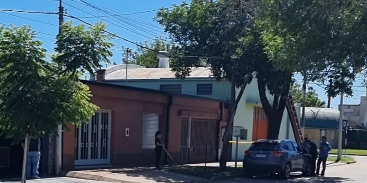 Tragedia en barrio Mosconi: un joven falleció mientras trabajaba en una línea de cableado de servicios