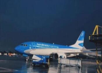 Más de 120 vuelos cancelados y 16 naves de Aerolíneas Argentinas afectadas por el temporal