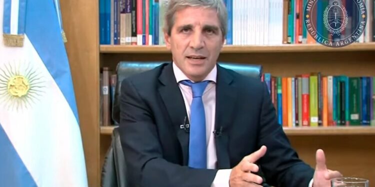 Dólar oficial a 800 pesos, fin de la obra pública, menos subsidios y más fondos para ayuda social