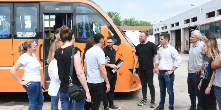 Viotti y parte de su equipo recorrieron el Corralón Municipal