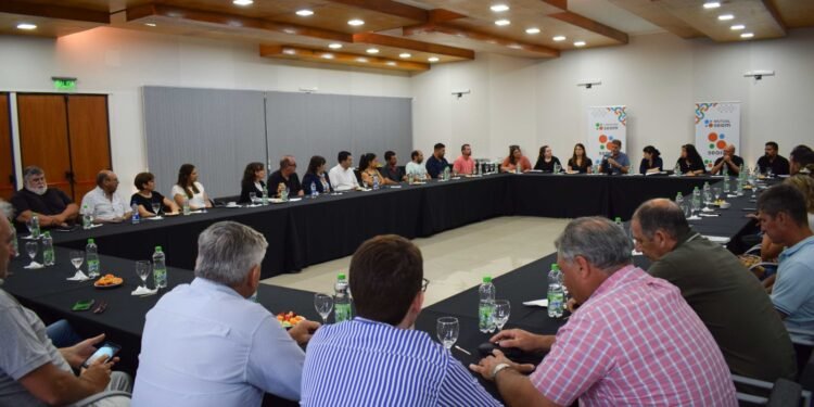 SEOM acordó incrementos salariales para diciembre y enero con municipios y comunas