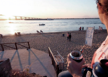 Vedaron la pesca en la costanera de Corrientes por una «insual concentración de peces»