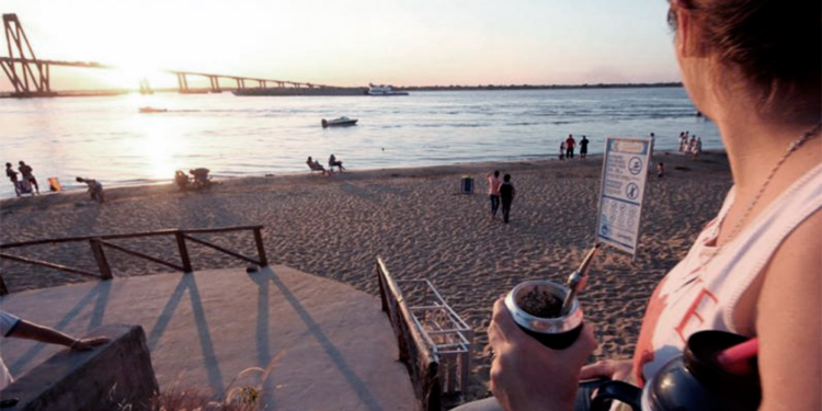 Vedaron la pesca en la costanera de Corrientes por una «insual concentración de peces»