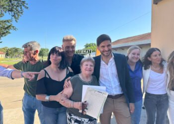 Pullaro entregó escrituras a vecinos de Venado Tuerto y Firmat