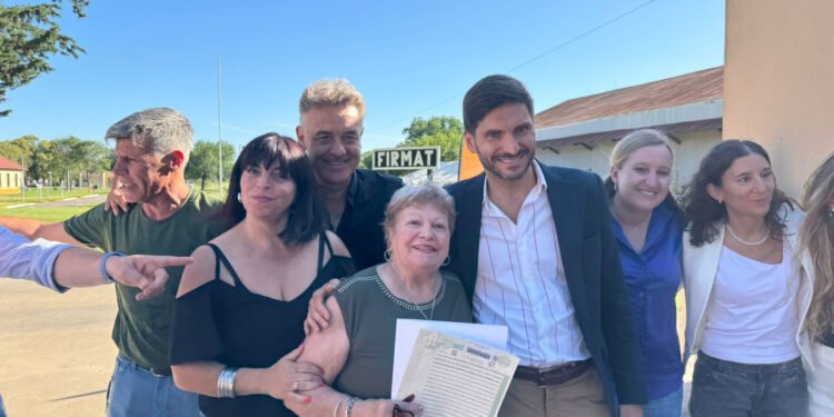 Pullaro entregó escrituras a vecinos de Venado Tuerto y Firmat