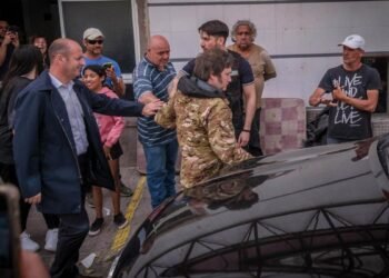 Milei recorrió Bahía Blanca junto a varios ministros, tras el trágico temporal