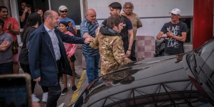 Milei recorrió Bahía Blanca junto a varios ministros, tras el trágico temporal