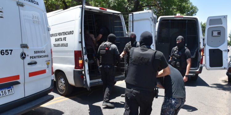 Rosario: trasladaron a 27 presos que estaban en la Comisaría 21ª a la cárcel de Piñero