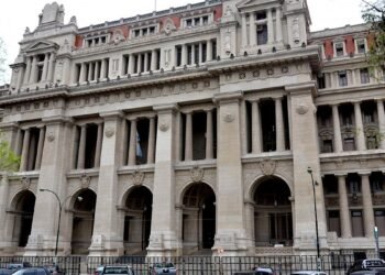 La CGT marcha a Tribunales contra el DNU de Milei: presentará varios amparos