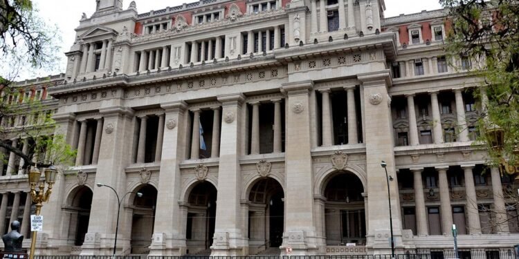 La CGT marcha a Tribunales contra el DNU de Milei: presentará varios amparos