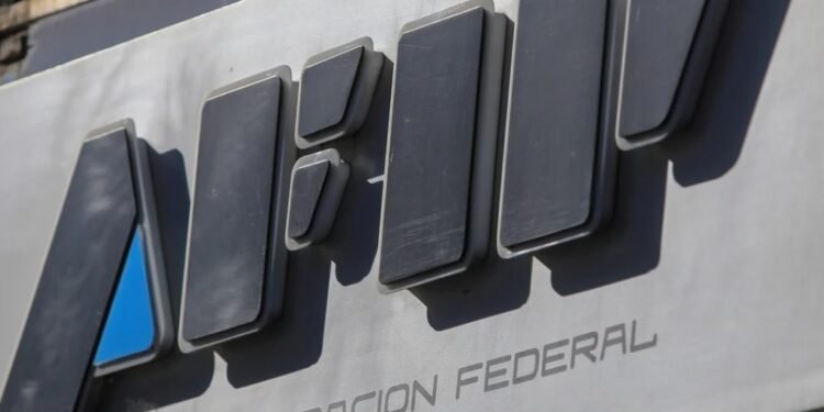 Por debajo de la inflación La recaudación impositiva creció 115,1% durante 2023 a casi 43 billones de pesos