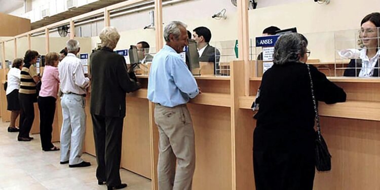 Oficializan el bono de $ 55.000 para jubilados que cobran la mínima y un aumento del 100% para la AUH