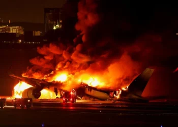 Un avión comercial de Japón con más de 300 pasajeros chocó contra uno militar y se incendió