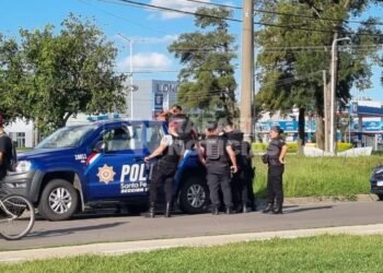 Ocho patrulleros policiales en una breve persecución: ¿que pasó?