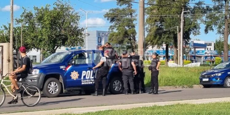 Ocho patrulleros policiales en una breve persecución: ¿que pasó?