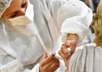 Aconsejan reforzar la vacunación contra el coronavirus ante el aumento de casos