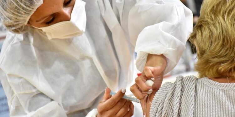 Aconsejan reforzar la vacunación contra el coronavirus ante el aumento de casos