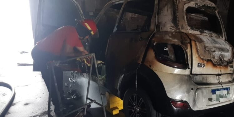 Incendio en un taller de barrio Alberdi: se quemó un auto eléctrico
