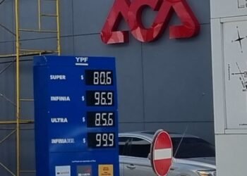 Otro golpe al bolsillo, de los fuertes: la nafta súper ya supera los 800 pesos