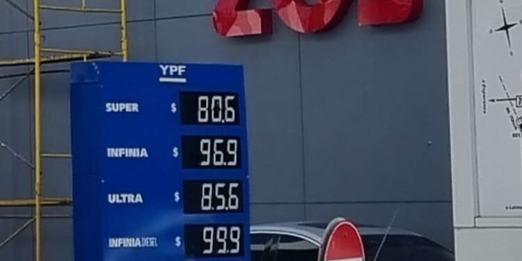Otro golpe al bolsillo, de los fuertes: la nafta súper ya supera los 800 pesos