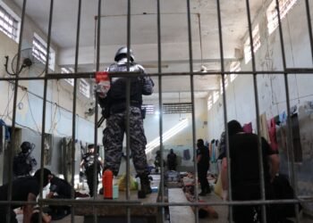 Trasladaron a la cárcel de Las Flores a 25 detenidos que estaban en la Alcaidía de Rafaela