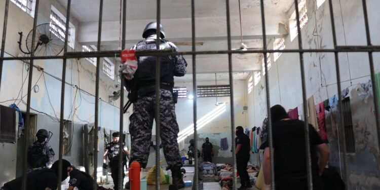 Trasladaron a la cárcel de Las Flores a 25 detenidos que estaban en la Alcaidía de Rafaela