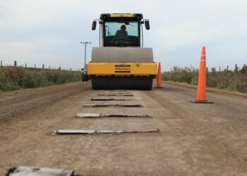 Con una aplanadora la Municipalidad destruyó escapes prohibidos de motocicletas