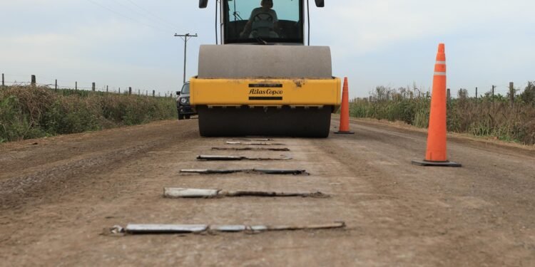 Con una aplanadora la Municipalidad destruyó escapes prohibidos de motocicletas