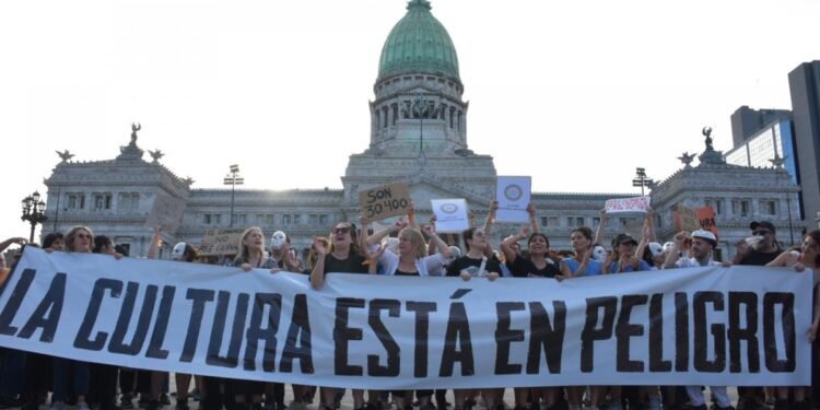 Charly, Fito, Leonardo Sbaraglia y más de 20.000 firmas en defensa de la cultura