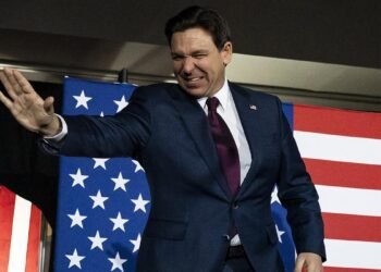 DeSantis abandonó la campaña por la interna republicana y respaldó a Trump