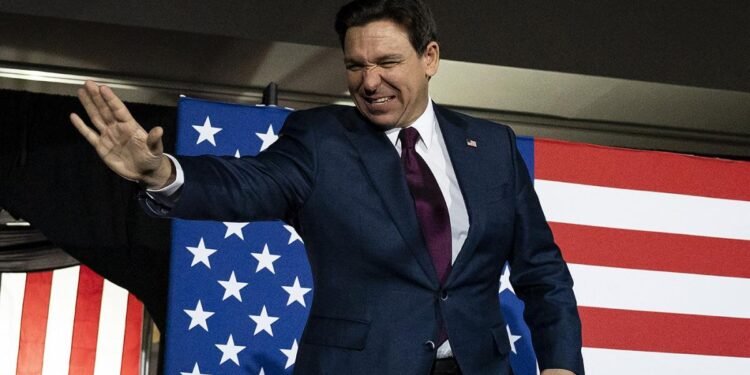 DeSantis abandonó la campaña por la interna republicana y respaldó a Trump