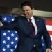 DeSantis abandonó la campaña por la interna republicana y respaldó a Trump