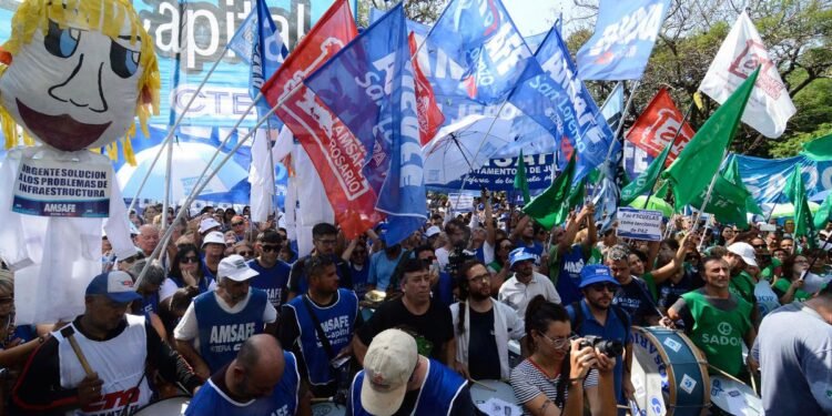 Paritaria docente: se reúnen esta semana y gremios pedirían 100% de aumento