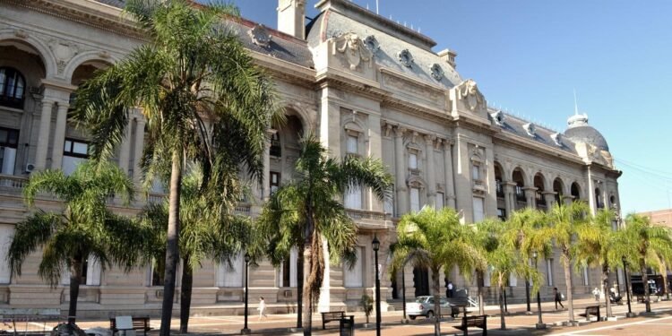 El gobierno de la provincia advirtió que los salarios se actualizarán en función de los recursos