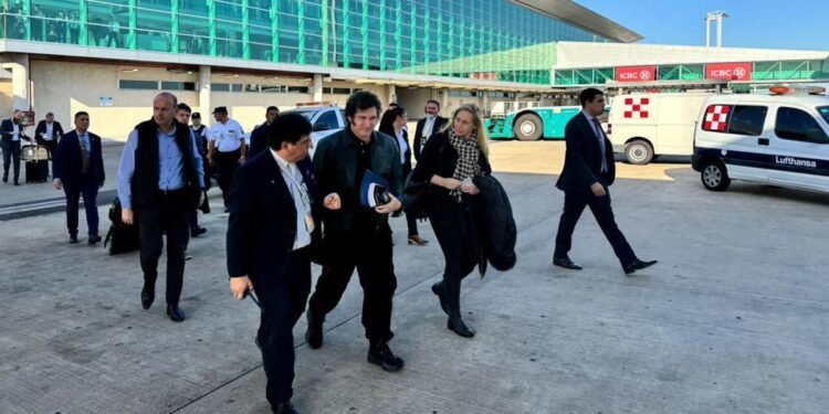 Milei viajó a Davos para participar del Foro Económico Mundial y reunirse con autoridades del FMI