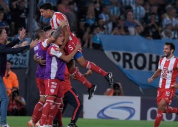 Unión pegó primero y le ganó a Racing en Avellaneda