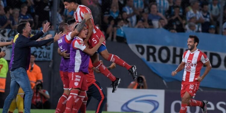 Unión pegó primero y le ganó a Racing en Avellaneda